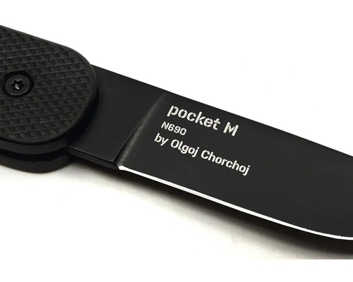 Detailní pohled na černý kapesní nůž s nápisem Pocket M N690 od Olgoje Chorchoje