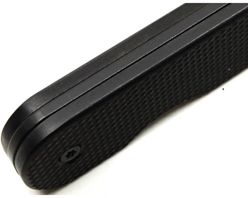 Detailní záběr rukojeti kladiva s texturovaným povrchem