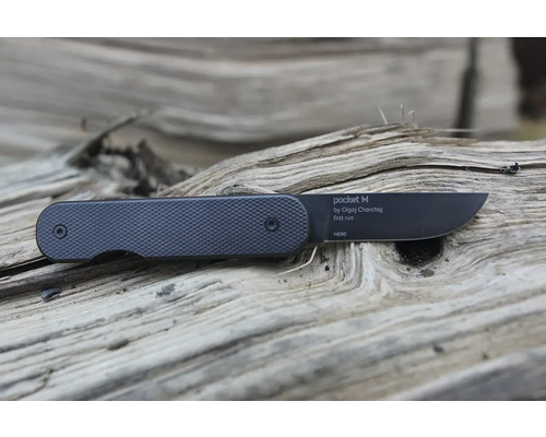 Zavírací nůž na dřevěném pozadí