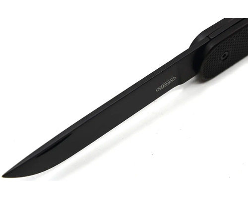 Detailní pohled na černý nůž.