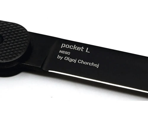 Detailní pohled na kapesní nůž s nápisem Pocket L N690 od Olgoj Chorchoj