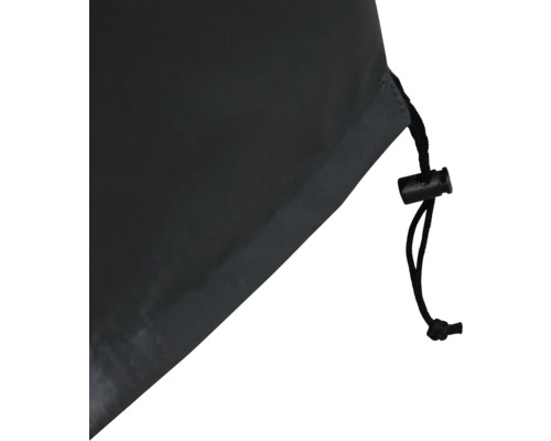 Detailní záběr černého ochranného krytu se stahovací šňůrkou