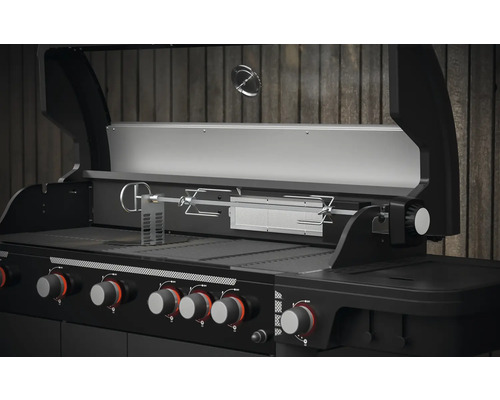 Detail plynového grilu s otočným rožněm