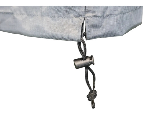 Detailní záběr ochranného krytu se stahovací šňůrkou na zahradní nábytek