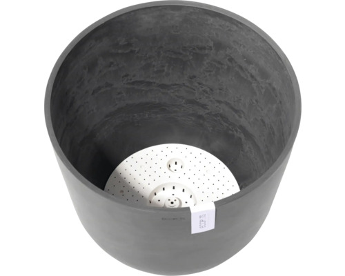 Vnitřní pohled na kulatý plastový květináč se zavlažovací vložkou.