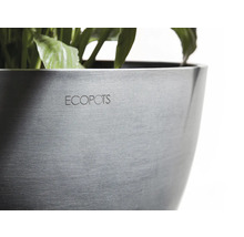 Detailní pohled na květináč s nápisem Ecopots