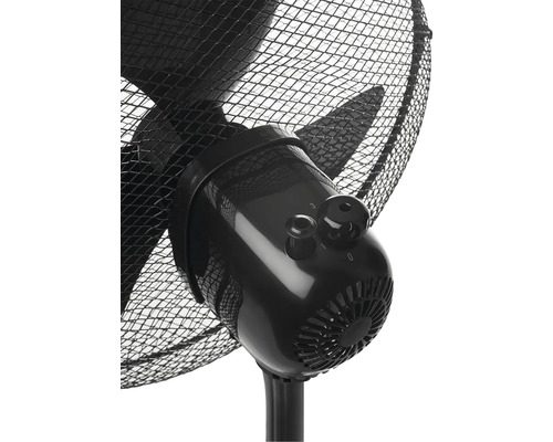 Detailní záběr černého stojanového ventilátoru s ovládacími knoflíky a ochrannou mřížkou