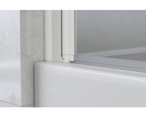 Detailní záběr zástěny na vanu s rámem a sklem