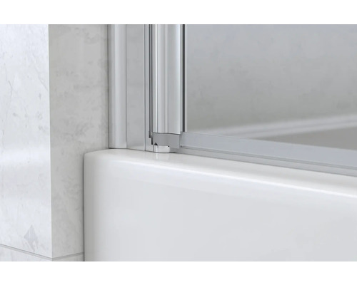 Detail sprchového koutu s hliníkovým rámem a vanou.