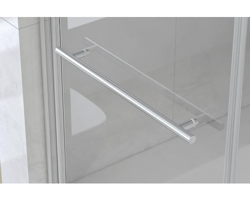 Detail sprchového koutu s kovovou rukojetí