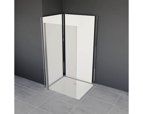 Rohová sprcha s čirými skleněnými stěnami a bílou sprchovou vaničkou v koupelnovém prostředí