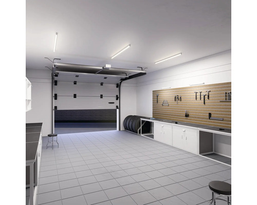 Garáž s ponkem, pneumatikami a otevřenými sekčními vraty