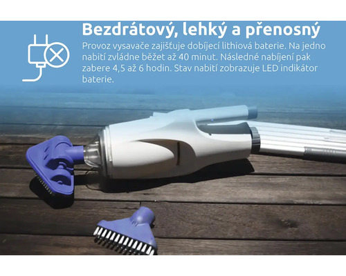 Akumulátorový čistič bazénů s nástavci na dřevěném podkladu