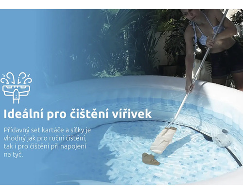 Žena čistí bazén pomocí čističe bazénů.