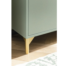 Detailní záběr skříně se zlatými nohami na dřevěné podlaze