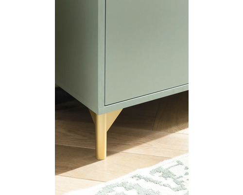 Detailní záběr skříně se zlatými nohami na dřevěné podlaze