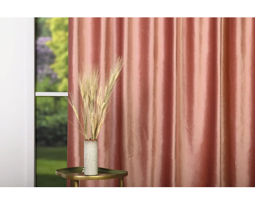 Dekorativní aranžmá se závěsem, stolem a vázou s pšeničnými klasy