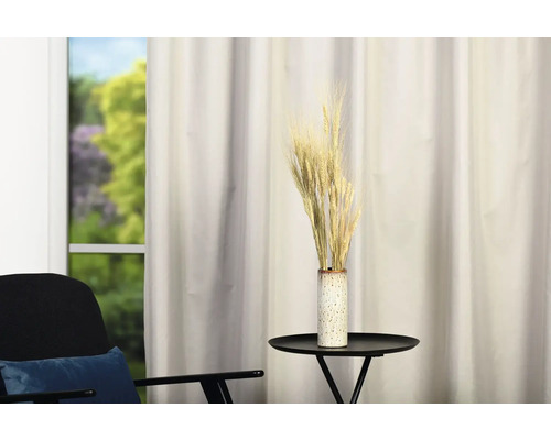 Ozdobné klasy pšenice ve váze na stole v obývacím pokoji.
