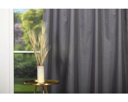 Dekorativní zátiší se závěsem, stolem a vázou s obilnými klasy před oknem