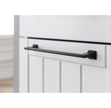 Detailní záběr koupelnové skříňky s černým držákem na ručníky.