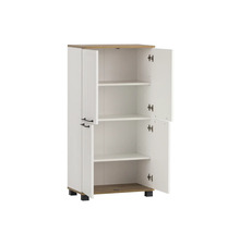 Otevřená víceúčelová skříň s policemi