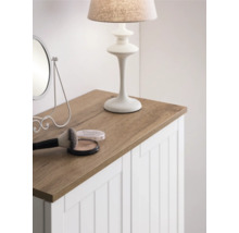 Toaletní stolek se zrcadlem, lampou a make-up příslušenstvím