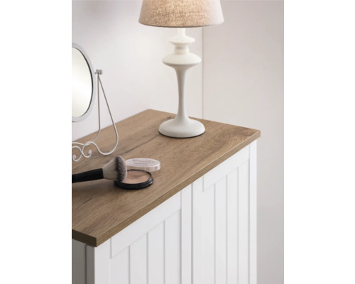 Toaletní stolek se zrcadlem, lampou a make-up příslušenstvím