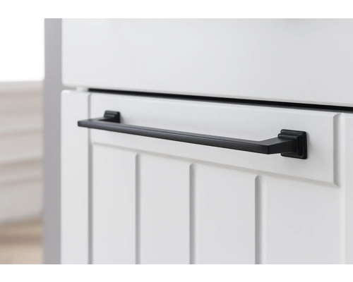 Držák na ručníky na bílé koupelnové skříňce