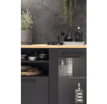 Pohled na koupelnu s umyvadlovou skříňkou, různými koupelnovými potřebami a dekoracemi