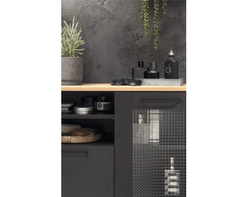 Pohled na koupelnu s umyvadlovou skříňkou, různými koupelnovými potřebami a dekoracemi