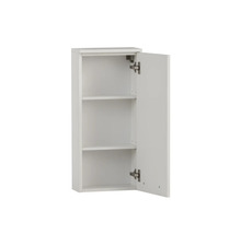 Otevřená koupelnová skříňka se třemi policemi