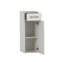 Bílá závěsná skříňka se zásuvkou a otevřenou přihrádkou pro ukládání v koupelně