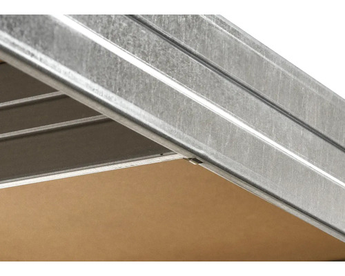 Detailní pohled na kovový regál s policí