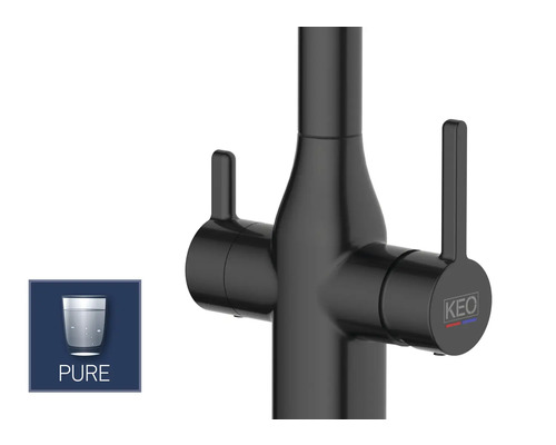 Detail černě zbarvené kuchyňské baterie s funkcí filtrace vody a logem KEO.