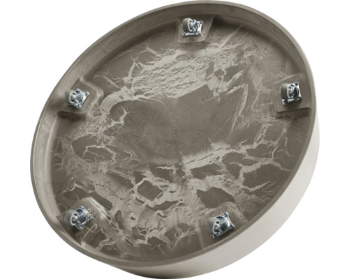 Pohled zespodu na oválnou vanu se šesti nožičkami pro montáž