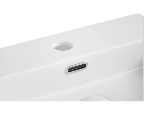 Detailní pohled na umyvadlo s otvorem pro kohoutek a přepadem