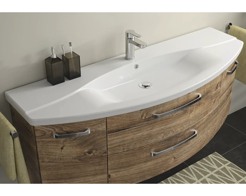 Umyvadlo se skříňkou v koupelně