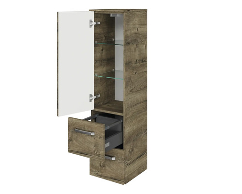 Vysoká skříňka s dvířky, zásuvkami a skleněnými policemi v koupelně