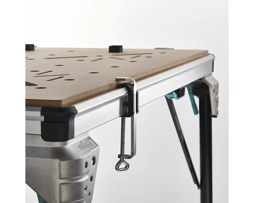 Pracovní stůl se šroubovou svorkou pro upevnění obrobků