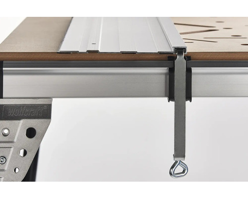 Detailní pohled na pracovní stůl s vodicí lištou a napínací pákou