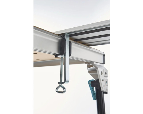 Pracovní stůl se šroubovou svorkou pro upevnění obrobků