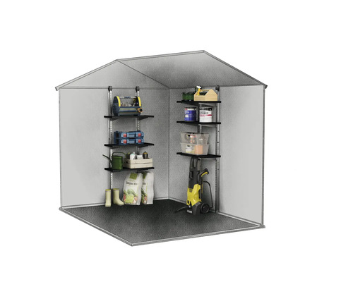 Interiér zahradní kůlny s policemi pro skladování zahradního nářadí