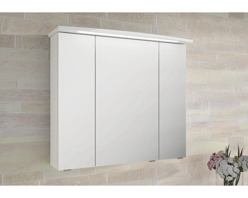 Bílá zrcadlová skříňka se třemi dvířky a osvětlením do koupelny.