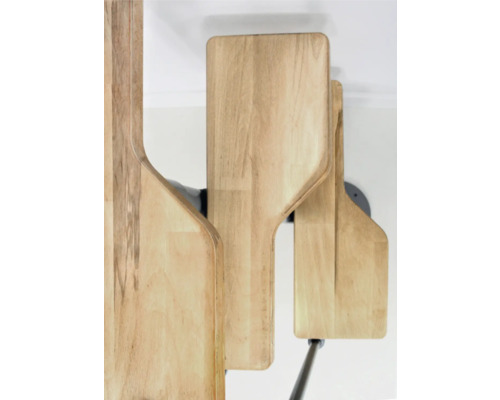 Nástěnný věšák se sklopnými dřevěnými prvky