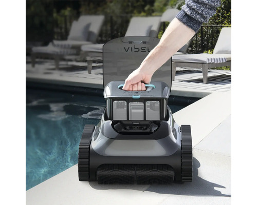 Automatický čisticí stroj na bazény na okraji bazénu s rukou, která vytahuje filtrační koš.