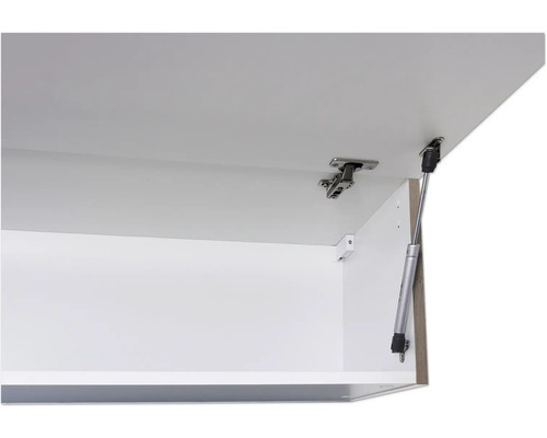 Vnitřek otevřené bílé skříňky s kováním