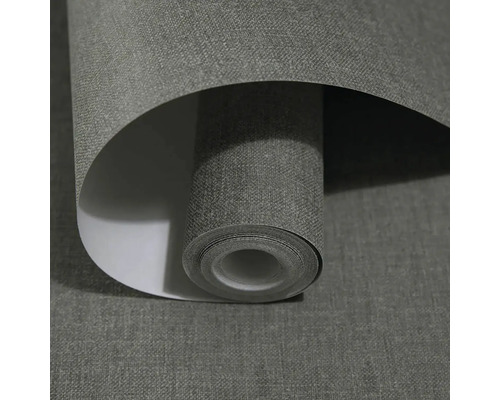 Role šedé tapety s textilním vzhledem.