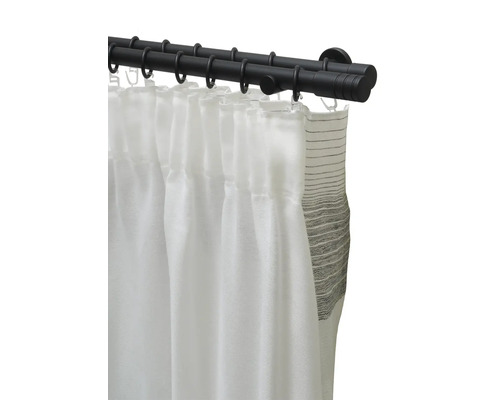 Dvojitá záclonová tyč s bílými a pruhovanými závěsy