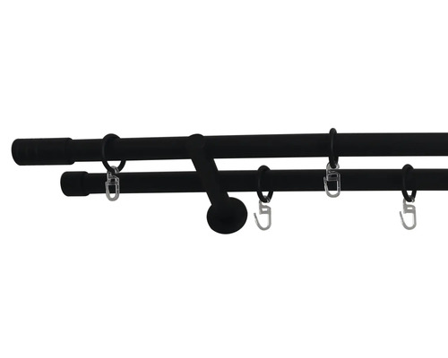 Dvojitá záclonová tyč s kroužky a háčky pro upevnění záclon.