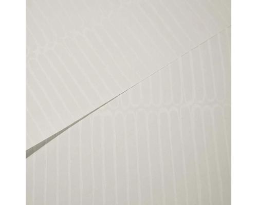 Detail bílé tapety s jemným vzorem